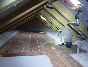 Zateplení stropu rodinného domu pomocí foukané izolace